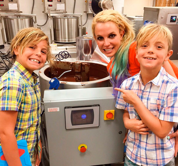 Britney Spears visita fábrica de chocolate
