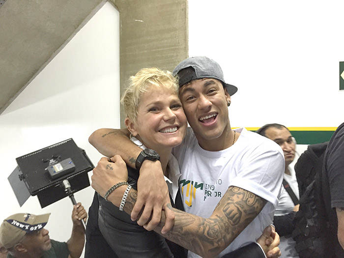 Neymar Jr. aproveita gravação de programa para tietar Xuxa