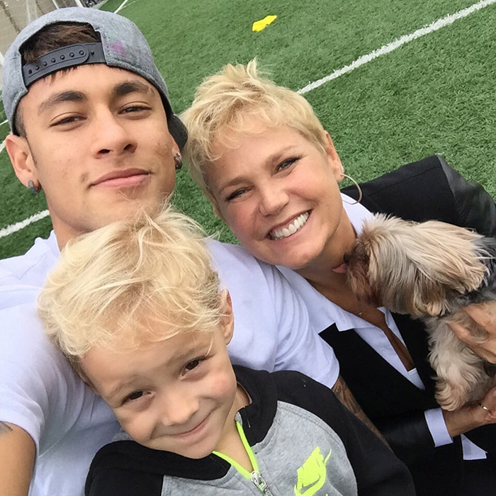 Neymar Jr. aproveita gravação de programa para tietar Xuxa