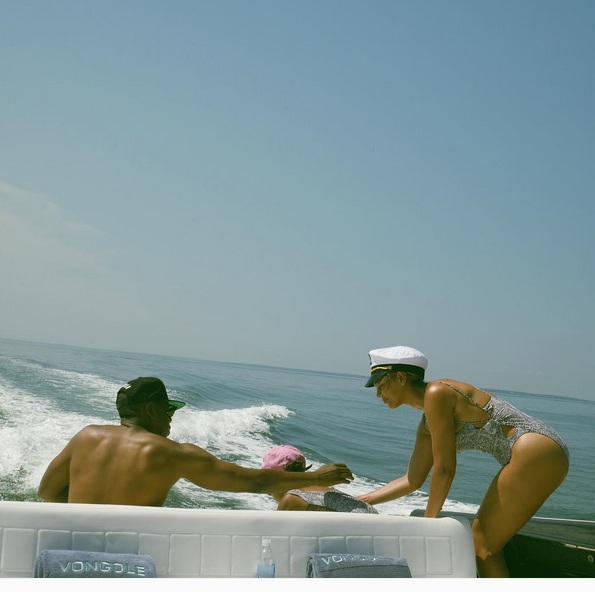 Beyoncé curte passeio de barco em clima de Verão