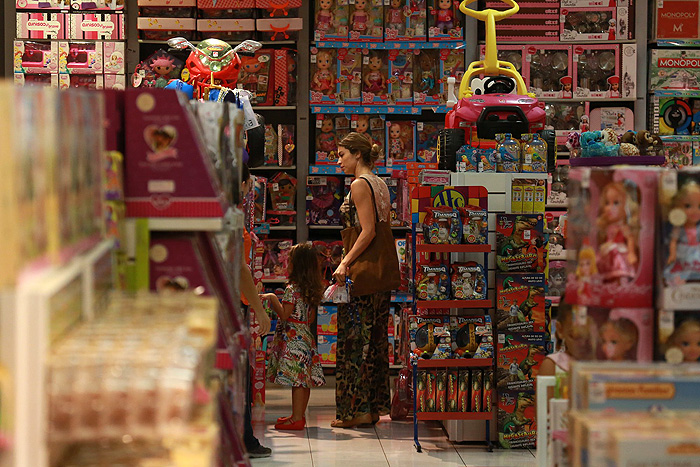 Grazi Massafera leva a filha para passear em shopping