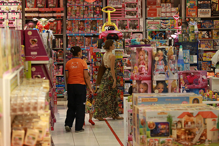 Grazi Massafera leva a filha para passear em shopping