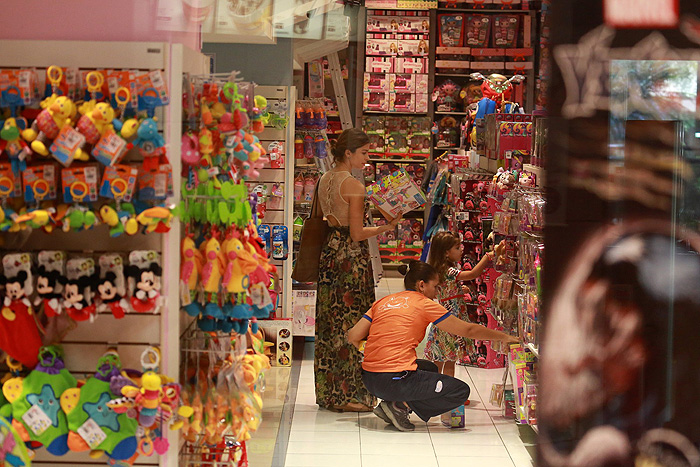 Grazi Massafera leva a filha para passear em shopping