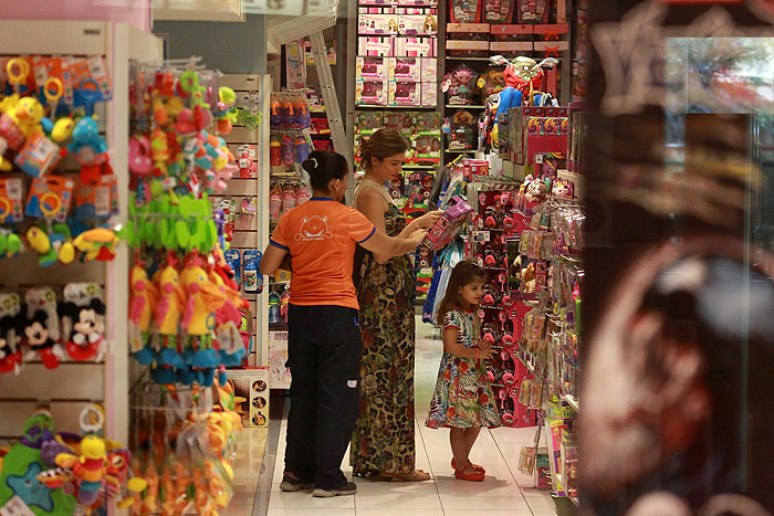 Grazi Massafera leva a filha para passear em shopping