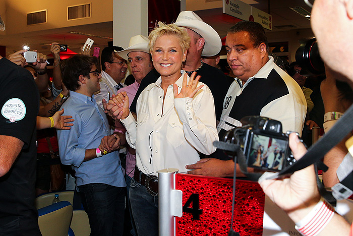 Xuxa chega rodeada de seguranças em Barretos