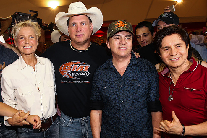 Xuxa posa com astro da música Country, Garth Brooks, e Chitãozinho e Xororó, em Barretos