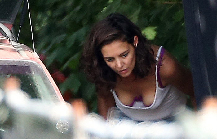 Katie Holmes quase mostra demais em set de filmagem