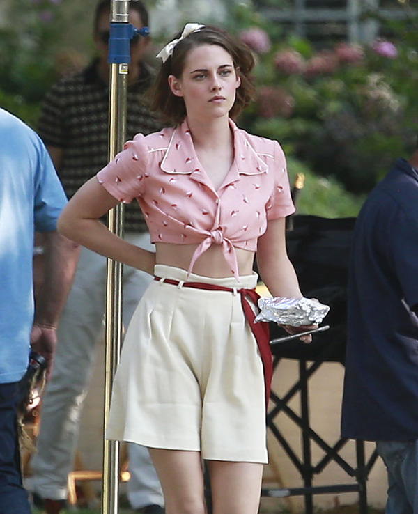 Kristen Stewart aparece com look de época sensual