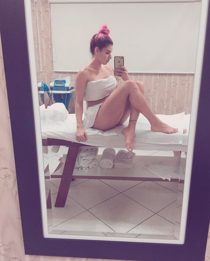 Só de toalha, Thaís Bianca posta selfie antes de relaxar