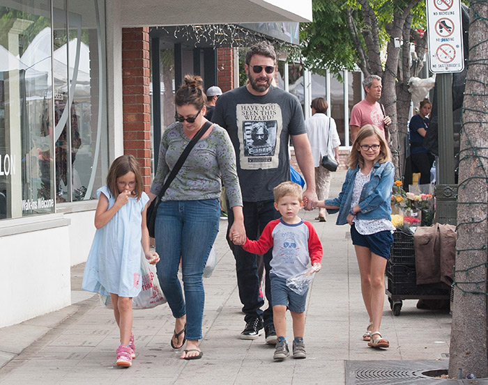 Ben Affleck passeia com os filhos e nova babá