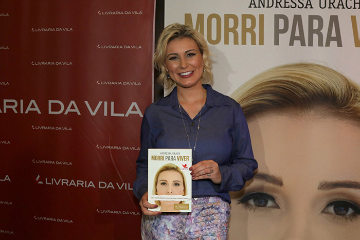 Andressa Urach aposta em look discreto para lançar biografia 