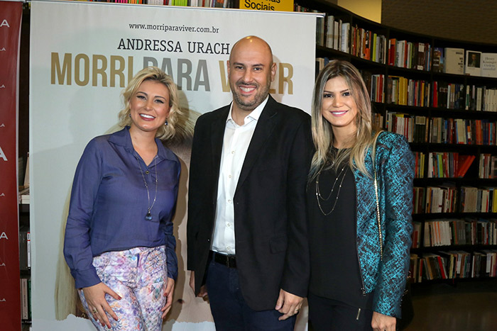 Andressa Urach aposta em look discreto para lançar biografia 