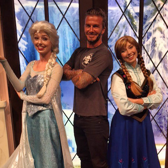 David Beckham se diverte com a família na Disney