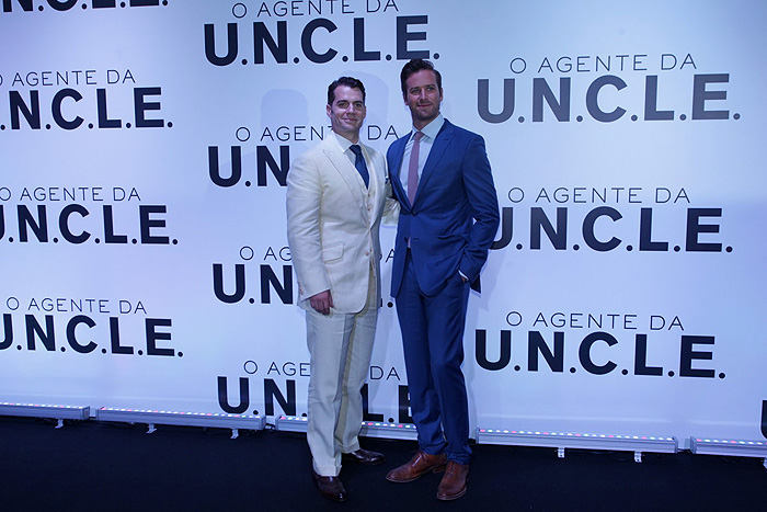 Henry Cavill e Armie Hammer distribuem carisma em lançamento