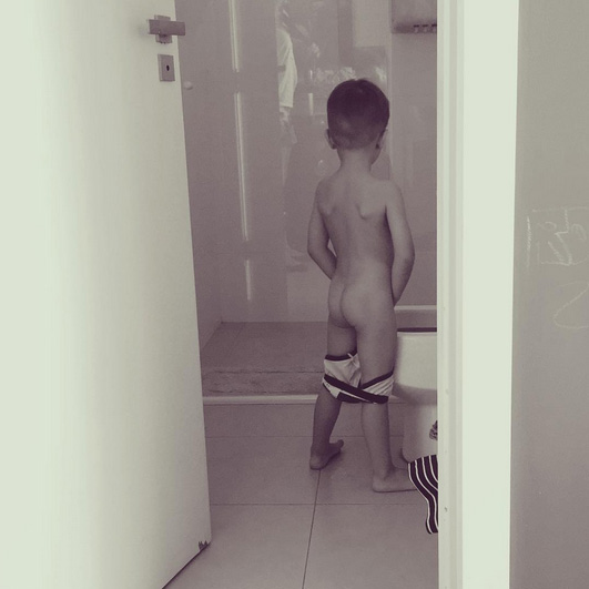 Cássio Reis mostra filho no banheiro: ‘Bun Dinha grupo!’