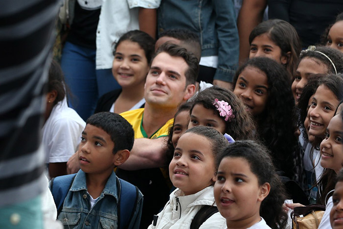 Henry Cavill atrai multidão para o Pão de Açúcar, no Rio