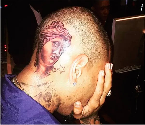  Chris Brown exibe nova tatuagem na cabeça