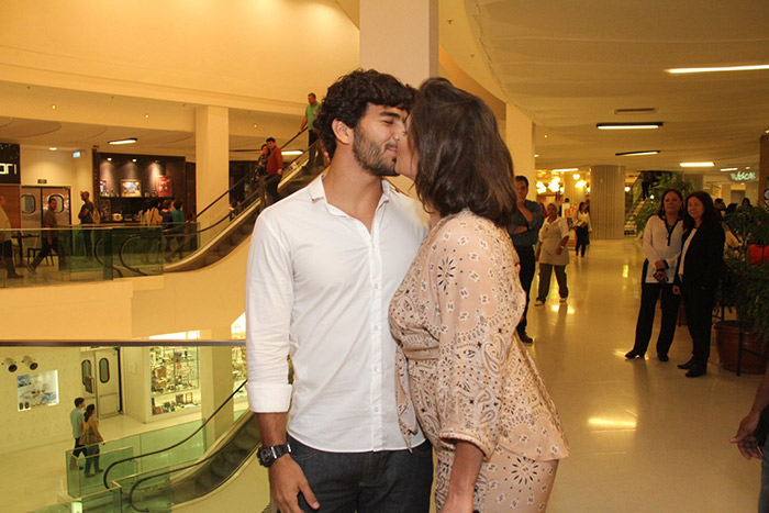 Deborah Secco beija o namorado em pré-estreia de filme