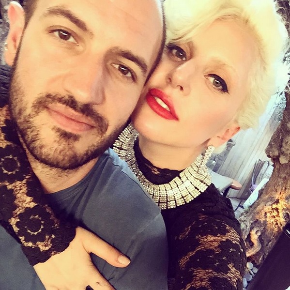 Lady Gaga posa com empresário: 'Coração de ouro'