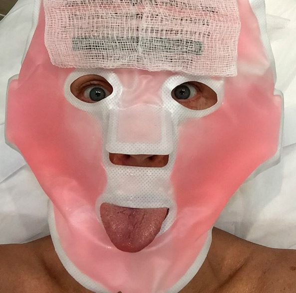 Xuxa faz brincadeira com fãs: ‘Fazendo uma máscara’