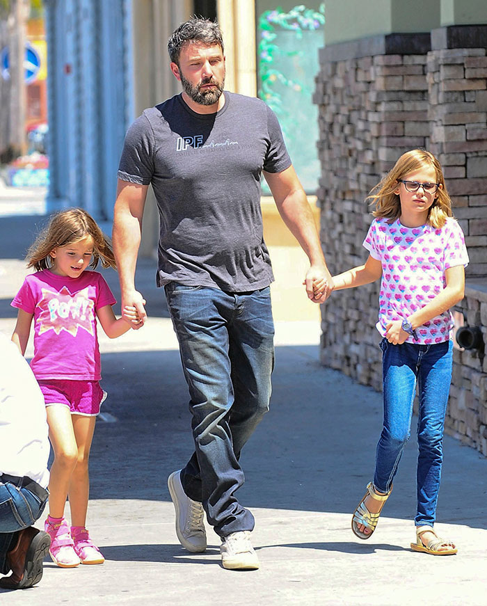Após separação, Ben Affleck vai às compras com as filhas