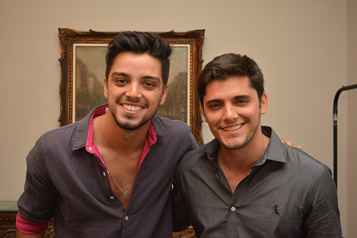 Bruno Gissoni e Rodrigo Simas ostentam charme em evento