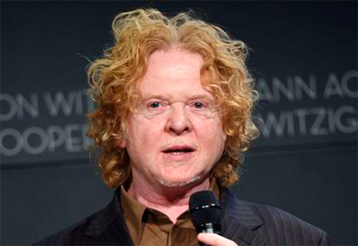 Devo ter deitado com umas três mulheres por dia. Por dia! Isso é o que uma estrela do pop fazia. Me arrependo, porque magoei muitas garotas legais (...) Elas sabem quem eu estou verdadeiramente arrependido, Mick Hucknall, do Simply Red, confessando que dormiu com 3 mil mulheres entre 1985 e 1987, ao jornal El País