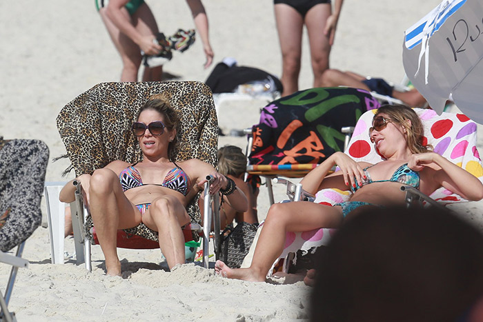 Que saúde! Danielle Winits ostenta corpaço na praia da Barra