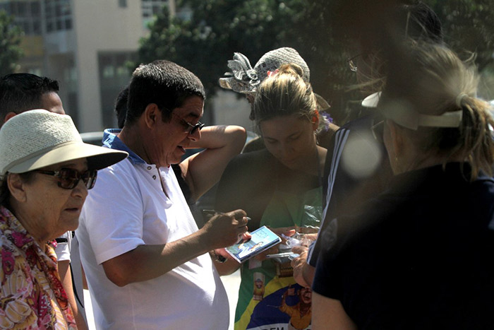 Zeca Pagodinho atende fãs na orla carioca 