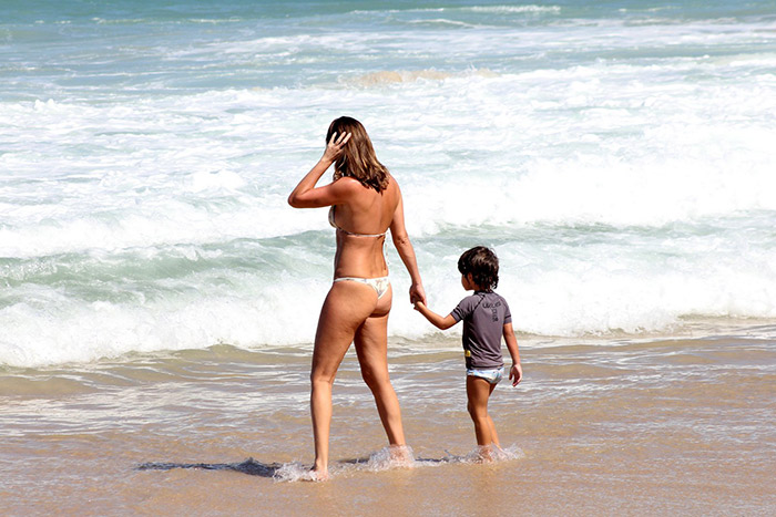 Letícia Birkheuer curte dia de praia com o filho