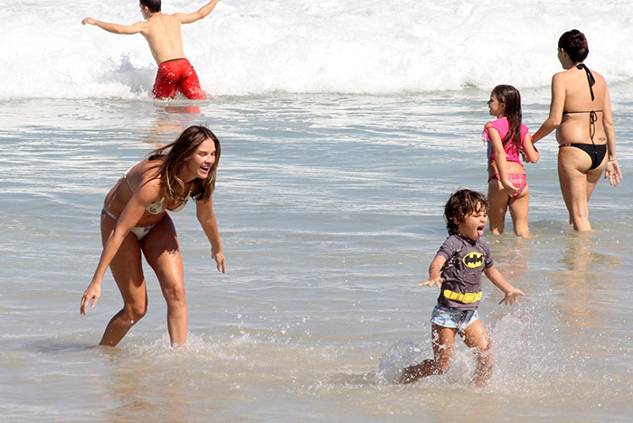 Letícia Birkheuer curte dia de praia com o filho
