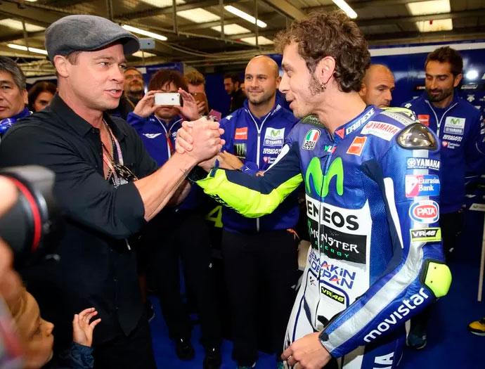 Brad Pitt prestigia MotoGP e paparica Rossi