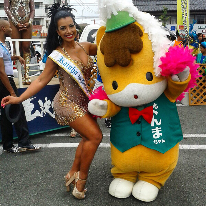 Cinthia Santos arrasa em desfile de Carnaval, no Japão