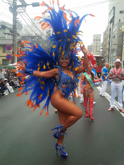 Cinthia Santos arrasa em desfile de Carnaval, no Japão