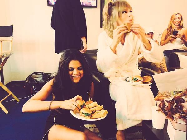 Selena Gomez posta foto com Taylor Swift comendo hambúrguer
