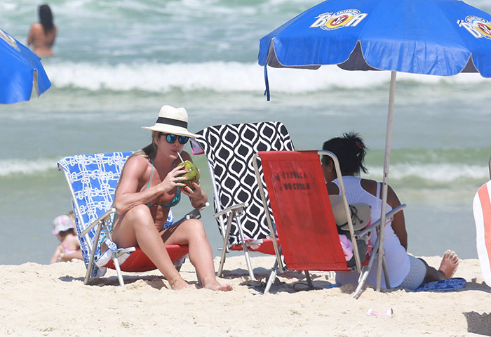 Em clima de Verão, Mirella Santos pega praia com a filha