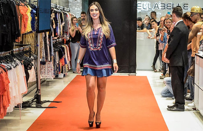 Nicole Bahls tira selfies e desfila em São Paulo