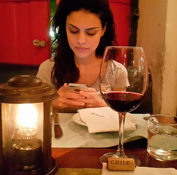 Também te amo, escreveu Thiago para falar sobre esta foto, tirando sarro do fato de que, mesmo em um jantar romântico, a namorada não aguentou ficar sem espiar seu aparelho celular. 