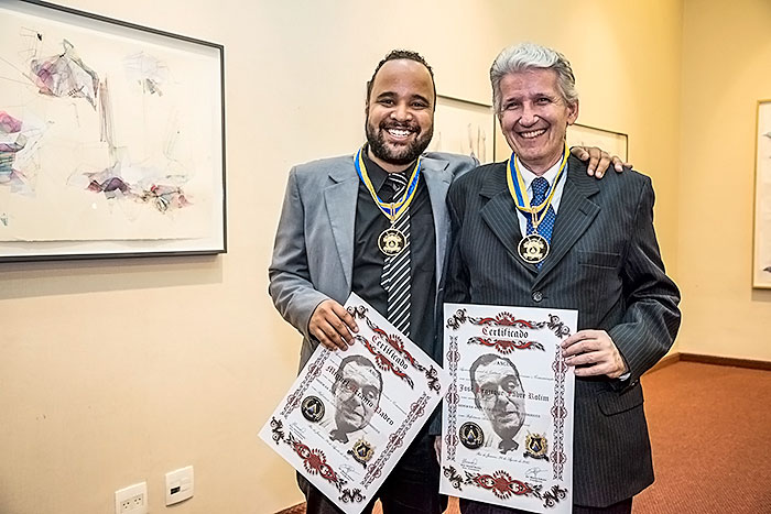 Miguel Arcanjo Prado e José Henrique Fabre Rolim, vice-presidente e presidente da APCA, posam com suas respectivas Medalhas Nelson Rodrigues