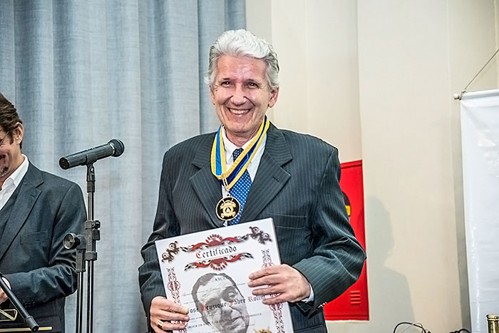 O presidente da APCA (Associação Paulista de Críticos de Artes), José Henrique Fabre Rolim, recebe a Medalha Nelson Rodrigues