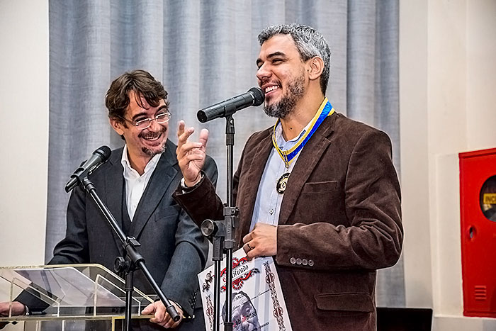 Sacha Rodrigues, neto de Nelson Rodrigues, acompanha o discurso do fotógrafo de teatro Bob Sousa, ao receber a Medalha Nelson Rodrigues