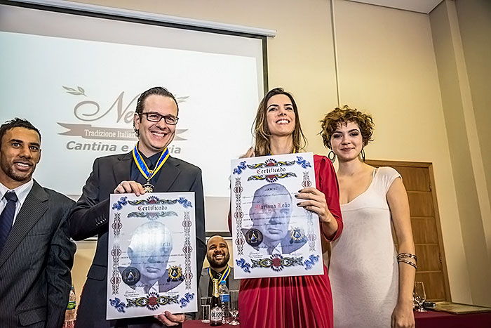 Os apresentadores Celso Zucatelli e Mariana Leão recebem a Medalha Mário Filho das mãos dos atores Josias Sousa e Stella Portieri, da peça O Beijo no Asfalto