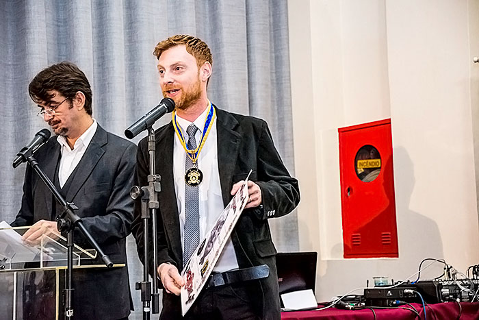  O ator e diretor argentino Juan Manuel Tellategui discursa ao receber a Medalha Nelson Rodrigues