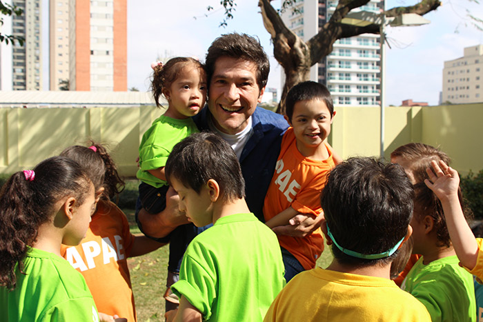 Daniel grava clipe e interage com as crianças da APAE