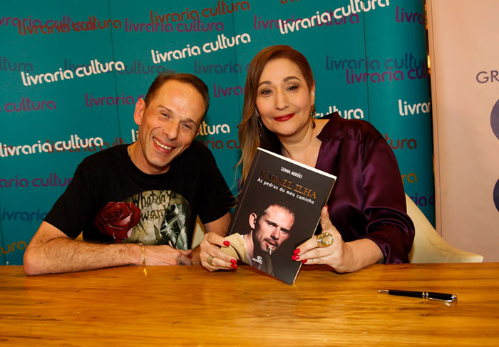 Ao lado da autora Sonia Abrão, Rafael Ilha lança biografia em São Paulo USAR IMAGEM