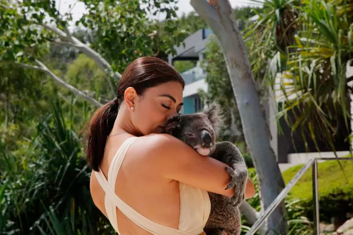 Juliana Paes posa com coala durante viagem pela Austrália