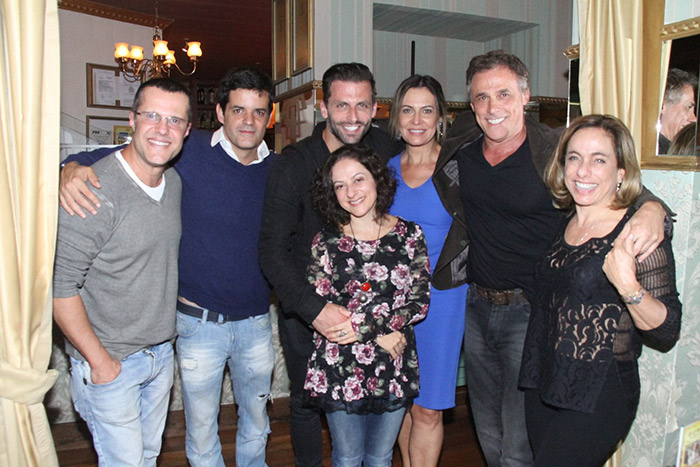 Oscar Magrini comemora aniversário rodeado de amigos no Rio