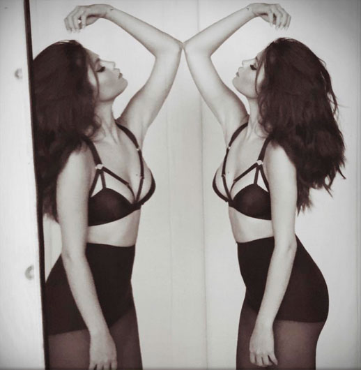 Selena Gomez posta foto com lingerie super sexy