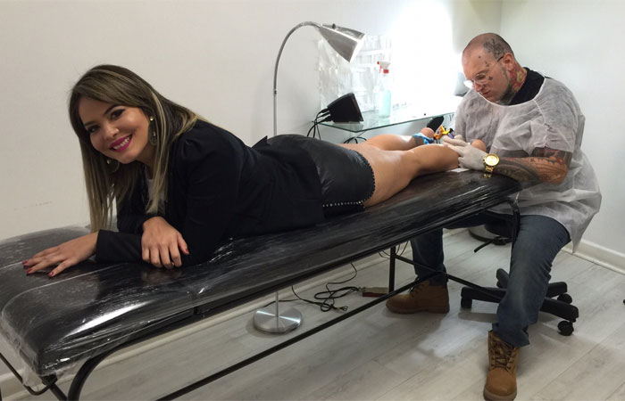 Geisy Arruda faz sua primeira tatuagem em São Paulo