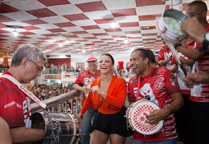 Viviane Araújo mostra as pernas em quadra de samba